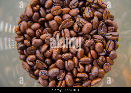 Kaffee aus frisch gemahlenen Bohnen in das Glas, das Essen Konzept der Ansicht von oben kopieren. Stockfoto