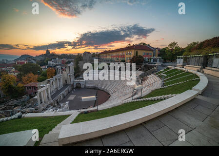 Warme herbst Sonnenuntergang über antike römische Amphitheater in Plovdiv Stadt - Europäische Kulturhauptstadt 2019, Bulgarien. Die Altstadt ist in der UNESCO Stockfoto