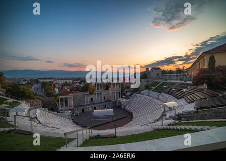 Warme herbst Sonnenuntergang über antike römische Amphitheater in Plovdiv Stadt - Europäische Kulturhauptstadt 2019, Bulgarien. Die Altstadt ist in der UNESCO Stockfoto