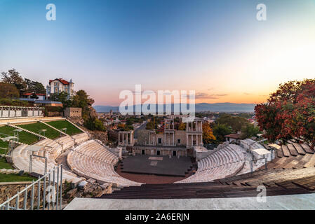 Warme herbst Sonnenuntergang über antike römische Amphitheater in Plovdiv Stadt - Europäische Kulturhauptstadt 2019, Bulgarien. Die Altstadt ist in der UNESCO Stockfoto