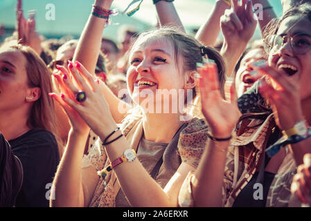 MADRID - SEP 7: Musik Fans in ein Konzert an Dcode Music Festival am 7. September 2019 in Madrid, Spanien. Stockfoto