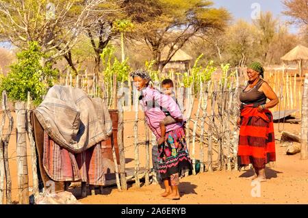 Drei Generationen von Buschmännern in Nyae Nyae Namibia Stockfoto