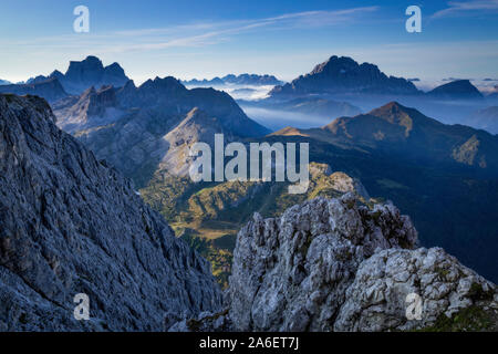 Der Blick vom Monte Lagazuoi am frühen Morgen, in den italienischen Dolomiten Stockfoto