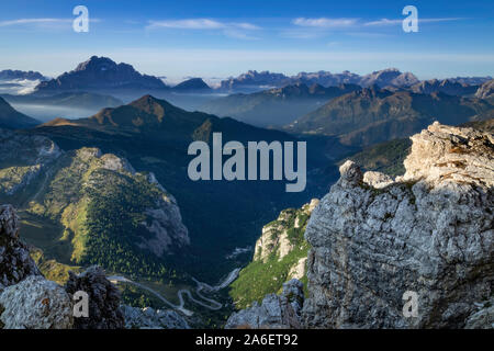 Der Blick vom Monte Lagazuoi am frühen Morgen, in den italienischen Dolomiten Stockfoto