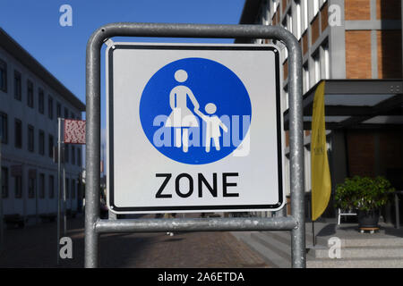Karlsruhe, Deutschland - Oktober 2019: Europäische Runde blaue Fußgängerzone Straße Zeichen auf weißem Hintergrund Stockfoto