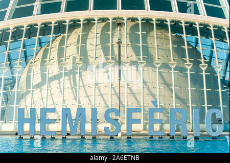 Nahaufnahme der hemisferic Gebäude innerhalb der Stadt der Künste und Wissenschaften bei Sonnenuntergang in Valencia, Spanien Stockfoto