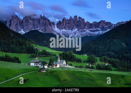 Mondaufgang über der Santa Magdalena Kirche des Val di Funes in den Dolomiten, Italien Stockfoto