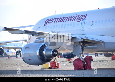 Teruel, Spain-October 24, 2019: Kotflügel und den vorderen Motor der Germanwings Firma Flugzeug in Teruel flughafen Stockfoto