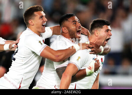 England's Ben Youngs (rechts) feiert scoring Versuchen mit Henry Slade (links) und Manu Tuilagi aber es ist später nach einer TMO Entscheidung während der 2019 Rugby WM Finale von International Stadium Yokohama ausgeschlossen. Stockfoto