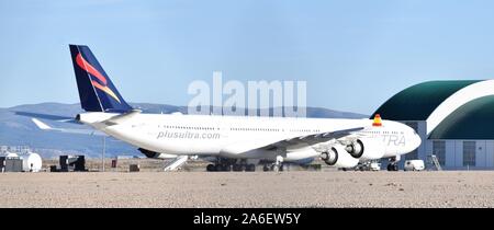 Teruel, Spanien - 24. Oktober 2019: Plusultra unternehmen Ebene auf die verschrottung Flughafen von Teruel Spanien, während der verschrottungsprozess. Stockfoto