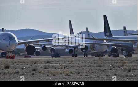 Teruel, Spain-October 24 2019: Mehrere Ebenen von verschiedenen Unternehmen, die an der Teruel Flughafen warten demontiert werden. Stockfoto