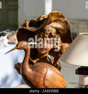 Holzschnitzereien auf einem an der Antiquitäten Markt ausgeht, La Couarde-sur-Mer, Ile De Re, Frankreich Stockfoto