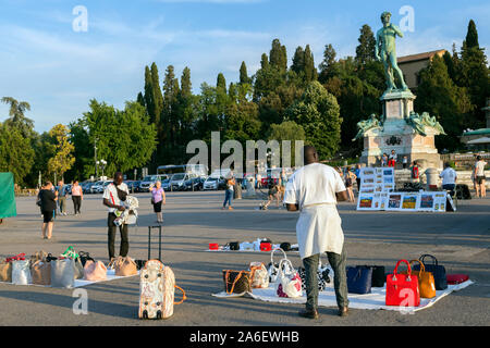 Straßenhändler auf der Piazza Michelangelo, Florenz, Toskana, Italien Stockfoto