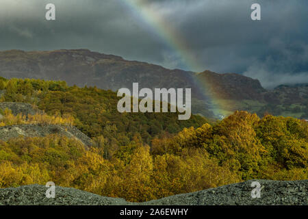 Landschaft aus Hodge Close Quarry, einem stillgelegten Schieferbruch in der Nähe von Coniston im Lake District National Park Cumbria England. Der Regenbogen kam frei. Stockfoto