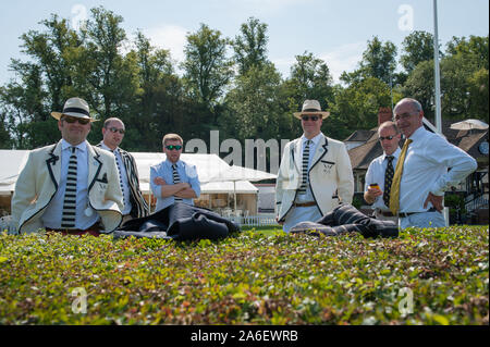 Henley-on-Thames, Oxfordshire, UK. 1. Juli 2015. Warme und sonnige Wetter am ersten Tag der Henley Royal Regatta. Im Bild: Rowing Club Mitglied Stockfoto