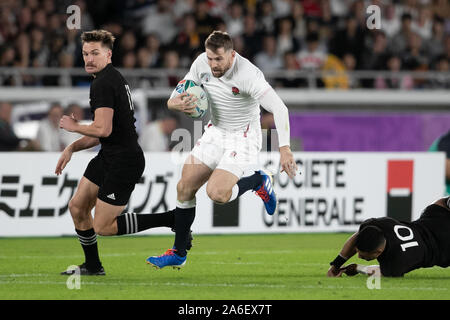 Yokohama, Japan. 26 Okt, 2019. Elliot Daly von England läuft mit dem Ball während des Rugby World Cup Halbfinale zwischen England und Neuseeland in der Präfektur Kanagawa, Japan, am 26. Oktober 2019 Credit: Cal Sport Media/Alamy leben Nachrichten Stockfoto