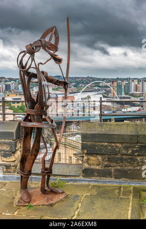 Der Verteidiger der Skulptur auf dem Dach des Newcastle Schloss mit Blick auf den Fluss Tyne in Newcastle, England. Stockfoto