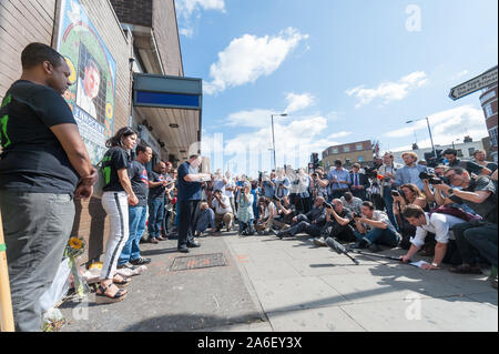 Der U-Bahnhof Stockwell, London, UK. 22. Juli 2015. Am zehnten Jahrestag des Todes von Jean Charles de Menezes, Freunde, Sympathisanten, Stockfoto