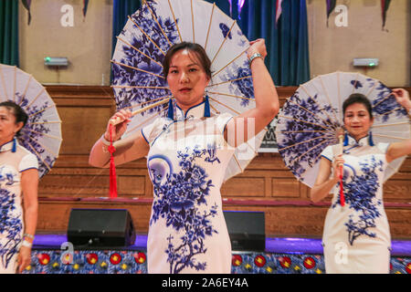 London, GB, 26. Oktober 2019 Chinesischer Tanz von China Großbritannien klassische Kunst und Kultur am Cecil House, Camden Tanz um die Welt. mit traditionellen Tänzen Formen, Tanz um die Welt ist ein Community Arts' Organisation zur Förderung der Kenntnis und Beteiligung an der Volkskunst im Allgemeinen und traditionellen Tanz im Besonderen gewidmet. Paul Quezada-Neiman/Alamy leben Nachrichten Stockfoto