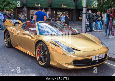 Harrods, Knightsbridge, London, UK. 29. Juli 2015. Supercar Saison weiterhin in Central London mit exotischen Marques Sport Super bling Farbe arbeiten. Stockfoto