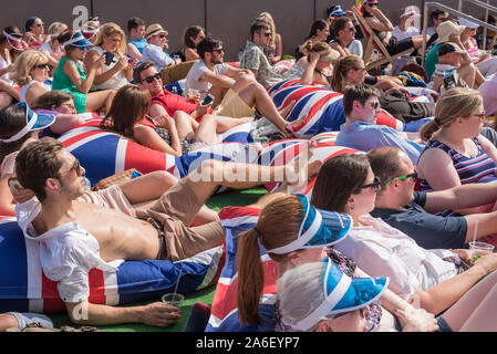 Die Dachterrasse, eine neue Änderung, Nr St. Paul's Cathedral, London, UK. 10. Juli 2015. Tennis Fans sehen Sie sich das Wimbledon Männer singles Halbfinale zwisch Stockfoto