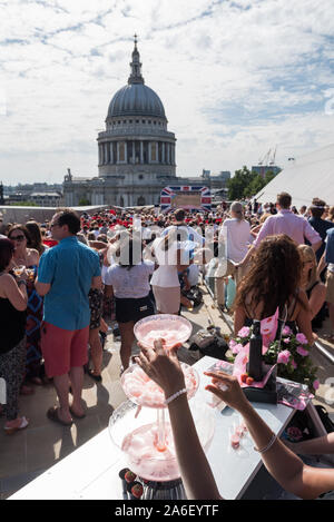 Die Dachterrasse, eine neue Änderung, Nr St. Paul's Cathedral, London, UK. 10. Juli 2015. Tennis Fans sehen Sie sich das Wimbledon Männer singles Halbfinale zwisch Stockfoto