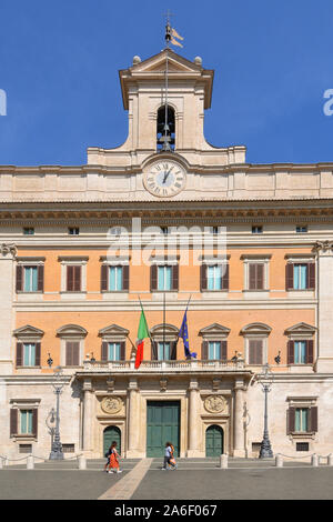 Palazzo Montecitorio auf der Piazza Montecitorio in der Altstadt von Rom. Sitz des Vertreters Kammer des Italienischen Parlaments - Italien. Stockfoto