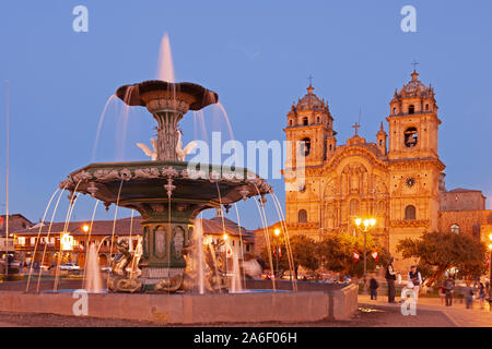 Ein Blick auf die Plaza Mayor und die Kirche La Compania in Cusco, Peru. Stockfoto