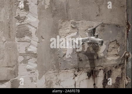 Alte Wasser im Badezimmer Renovierung tippen, Klempner Hintergrund - Stockfoto