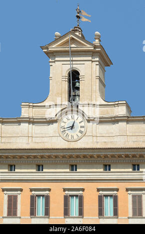 Palazzo Montecitorio auf der Piazza Montecitorio in der Altstadt von Rom. Sitz des Vertreters Kammer des Italienischen Parlaments - Italien. Stockfoto