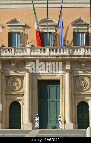 Marine Soldaten vor dem Palazzo Montecitorio auf der Piazza Montecitorio in der Altstadt von Rom. Sitz des Vertreters Kammer des Italienischen Stockfoto