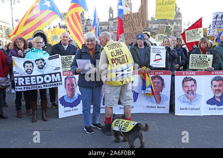 Ehemalige katalanische Bildungsminister Clara Ponsati sprechen zu ein Demonstrant, wie sie zur Unterstützung der Katalanischen politischen Gefangenen, die in Glasgow in Schottland zeigen, nach führenden Verfechter der Unabhängigkeit in Spanien inhaftiert wurden. Stockfoto