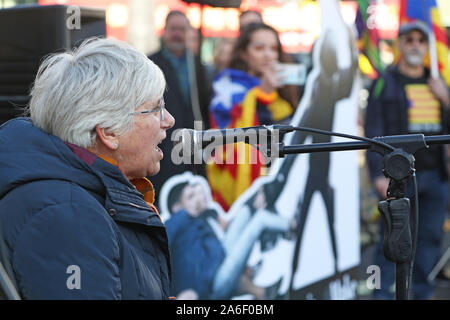 Ehemalige katalanische Bildungsminister Clara Ponsati spricht mit Demonstranten, die zur Unterstützung der Katalanischen politische Gefangene sind, wie Sie in Glasgow, Schottland demonstrieren, nach führenden Verfechter der Unabhängigkeit in Spanien inhaftiert wurden. Stockfoto