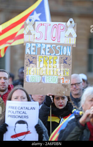 Demonstranten in Unterstützung der Katalanischen politischen Gefangenen, die in Glasgow in Schottland zeigen, nach führenden Verfechter der Unabhängigkeit in Spanien inhaftiert wurden. Stockfoto