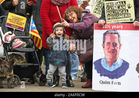 Demonstranten in Unterstützung der Katalanischen politischen Gefangenen, die in Glasgow in Schottland zeigen, nach führenden Verfechter der Unabhängigkeit in Spanien inhaftiert wurden. Stockfoto