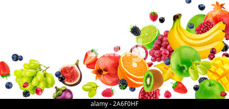 Flying Früchte und Beeren auf weißem Hintergrund Stockfoto