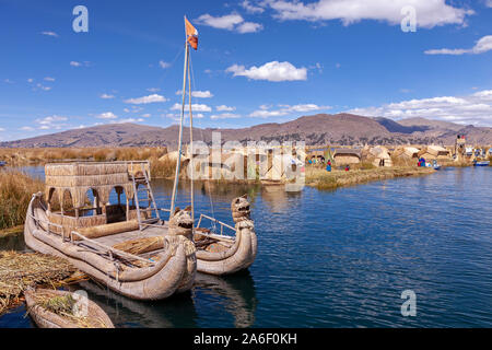 Ein Boot von Reed auf eine der Uro Inseln im Titicacasee in Peru. Stockfoto