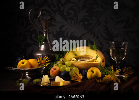 Stilleben mit Melonen, Pfirsiche und Weintrauben. Die Verarbeitung im Stil der alten Malerei Stockfoto