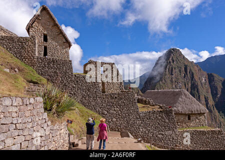 Der Eingang zu den Inka Ruinen Machu Picchu in Peru. Stockfoto