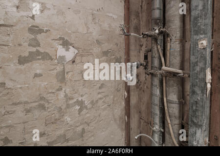 Wasserleitungen in alten Badezimmer während oder Renovierung - Stockfoto