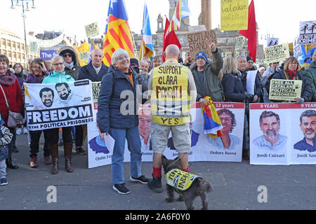 Ehemalige katalanische Bildungsminister Clara Ponsati sprechen zu ein Demonstrant, wie sie zur Unterstützung der Katalanischen politischen Gefangenen, die in Glasgow in Schottland zeigen, nach führenden Verfechter der Unabhängigkeit in Spanien inhaftiert wurden. Stockfoto