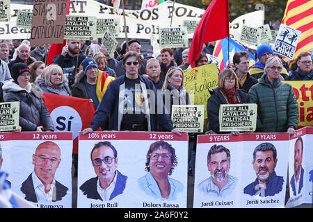 Demonstranten in Unterstützung der Katalanischen politischen Gefangenen, die in Glasgow in Schottland zeigen, nach führenden Verfechter der Unabhängigkeit in Spanien inhaftiert wurden. PA-Foto. Bild Datum: Samstag, Oktober 26, 2019. Siehe PA Geschichte Schottland, Katalonien. Photo Credit: Andrew Milligan/PA-Kabel Stockfoto