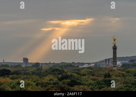 Sonnenstrahlen durch die Wolken am Tiergarten in Berlin, Deutschland, in der Nähe der Siegessäule Stockfoto