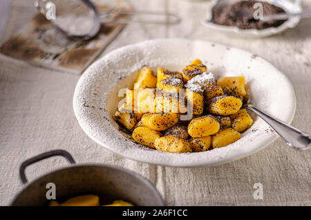 Ein leckeres Mittagessen mit Kartoffeln und Kürbis, überstieg Mohnsamen und heißer Butter Stockfoto