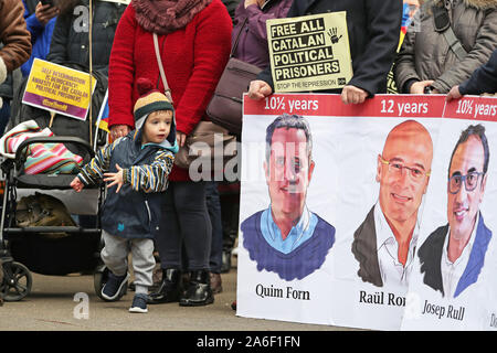 Demonstranten in Unterstützung der Katalanischen politischen Gefangenen, die in Glasgow in Schottland zeigen, nach führenden Verfechter der Unabhängigkeit in Spanien inhaftiert wurden. PA-Foto. Bild Datum: Samstag, Oktober 26, 2019. Siehe PA Geschichte Schottland, Katalonien. Photo Credit: Andrew Milligan/PA-Kabel Stockfoto