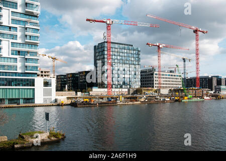 Berlin, Deutschland - Oktober - 2019: Gebäude Baustelle an der Spree neben der Berliner Mauer / East Side Gallery Stockfoto
