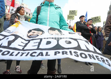 Demonstranten in Unterstützung der Katalanischen politischen Gefangenen, die in Glasgow in Schottland zeigen, nach führenden Verfechter der Unabhängigkeit in Spanien inhaftiert wurden. PA-Foto. Bild Datum: Samstag, Oktober 26, 2019. Siehe PA Geschichte Schottland, Katalonien. Photo Credit: Andrew Milligan/PA-Kabel Stockfoto