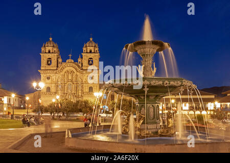 Ein Blick auf die Plaza Mayor und die Kirche La Compania in Cusco, Peru. Stockfoto