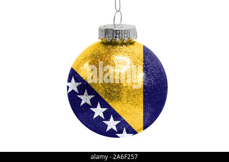 Glas Christmas Ball Spielzeug auf weißem Hintergrund mit der Flagge von Bosnien und Herzegowina isoliert Stockfoto
