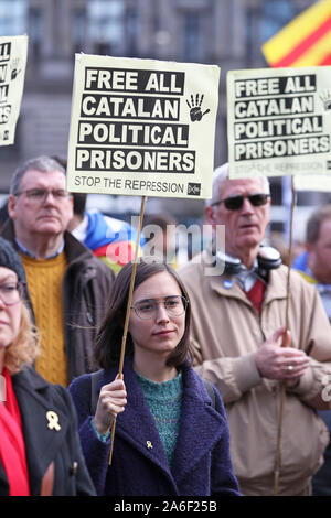 Demonstranten in Unterstützung der Katalanischen politischen Gefangenen, die in Glasgow in Schottland zeigen, nach führenden Verfechter der Unabhängigkeit in Spanien inhaftiert wurden. PA-Foto. Bild Datum: Samstag, Oktober 26, 2019. Siehe PA Geschichte Schottland, Katalonien. Photo Credit: Andrew Milligan/PA-Kabel Stockfoto